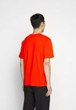 J.LINDEBERGDALE DIAMOND PATCH - T-shirt - Bas - Fiery Red -J.Lindeberg Affär 06d534a6a3734ebfab7c527bdab91049