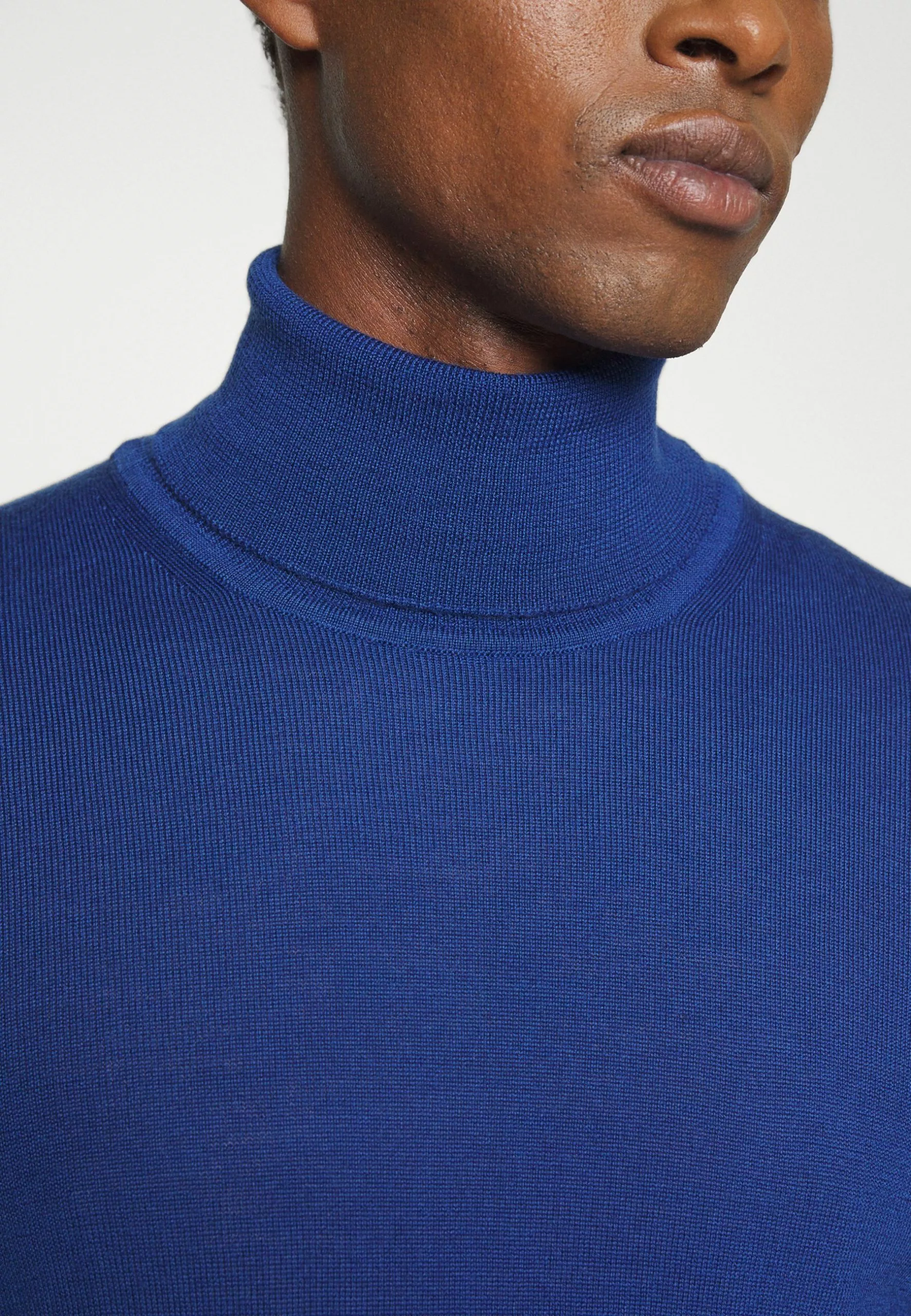 J.LINDEBERGTURTLENECK - Stickad Tröja - Navy Peony 7 J.LINDEBERGTURTLENECK - Stickad Tröja - Navy Peony - Bild 7