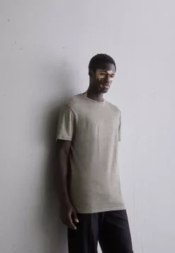 J.LINDEBERGCOMA TEE - T-shirt - Bas - Aloe
