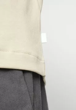 J.LINDEBERGACE MOCK NECK - T-shirt - Bas - Safari Beige 15 J.LINDEBERGACE MOCK NECK - T-shirt - Bas - Safari Beige -J.Lindeberg Affär 167f2cb92dcc4ff49cb56a4a172d429a