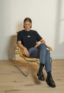J.LINDEBERGDARCY - T-shirt Med Print - Black 10 J.LINDEBERGDARCY - T-shirt Med Print - Black -J.Lindeberg Affär 23c3e789268f4257920c06ff6d5110df