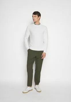 J.LINDEBERGARTHUR - Stickad Tröja - Cloud White 13 J.LINDEBERGARTHUR - Stickad Tröja - Cloud White -J.Lindeberg Affär 286b725c54be4dcf997150561467b3e3