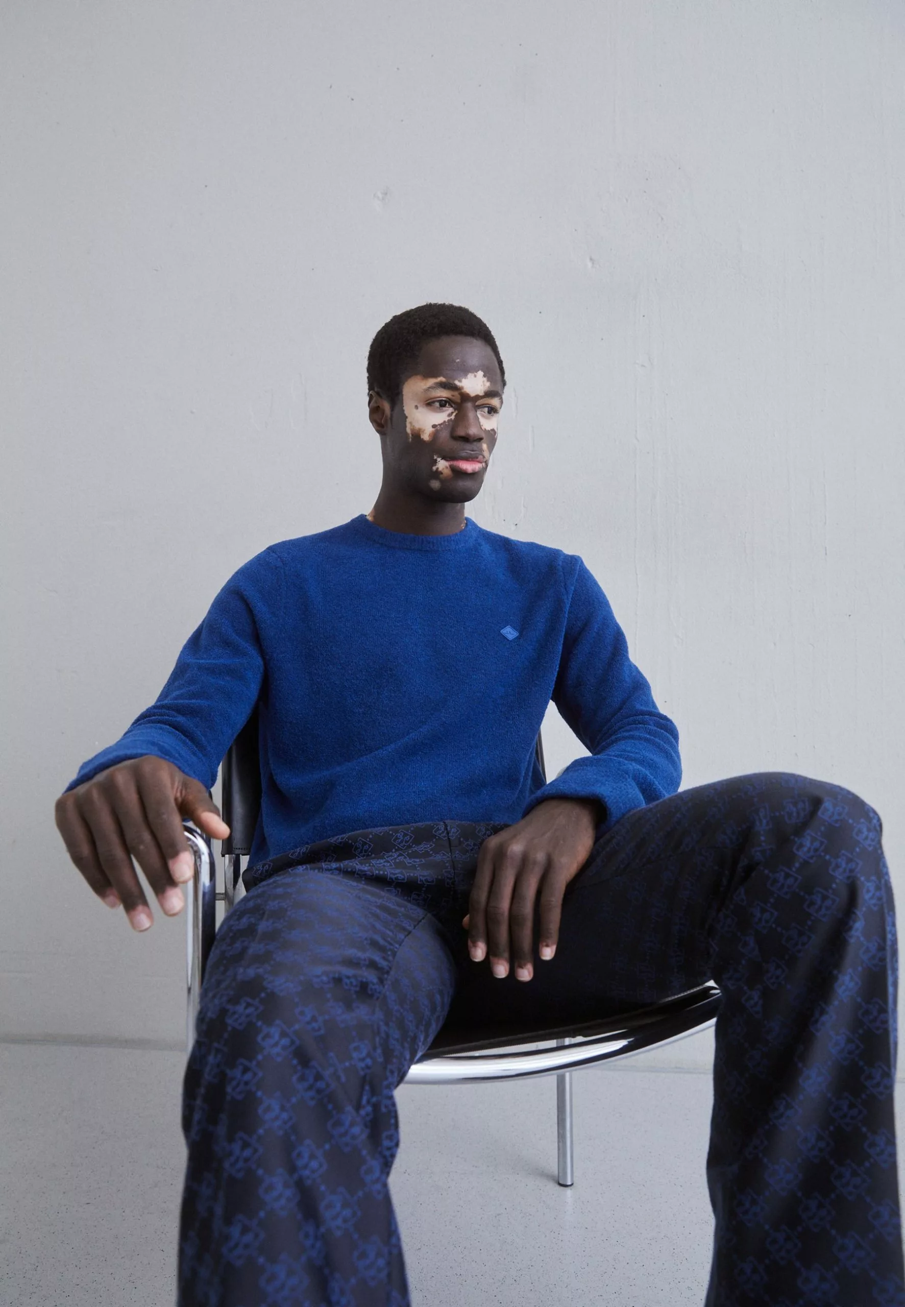 J.LINDEBERGYURI LOGO CREW - Stickad Tröja - Navy Peony 1 J.LINDEBERGYURI LOGO CREW - Stickad Tröja - Navy Peony