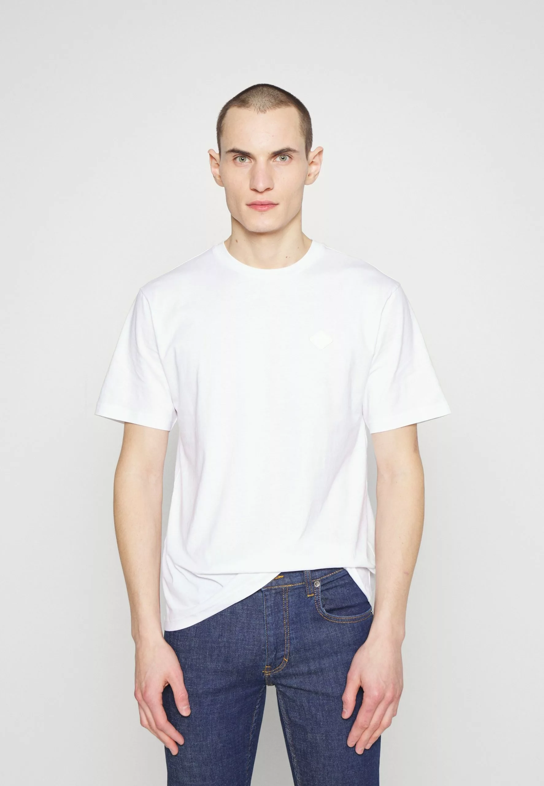 J.LINDEBERGDALE LOGO PATCH - T-shirt - Bas - White 1 J.LINDEBERGDALE LOGO PATCH - T-shirt - Bas - White