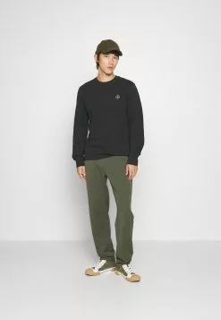 J.LINDEBERGTHROW PATCH C NECK - Sweatshirt - Black 11 J.LINDEBERGTHROW PATCH C NECK - Sweatshirt - Black -J.Lindeberg Affär 3c1fb2b49f1b4cbb8d32e18118debffd