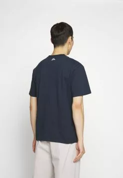 J.LINDEBERGDARCY LOGO TEE - T-shirt Med Print - Navy 10 J.LINDEBERGDARCY LOGO TEE - T-shirt Med Print - Navy -J.Lindeberg Affär 4c8db760775e4ed38ed4b5f35cf07842