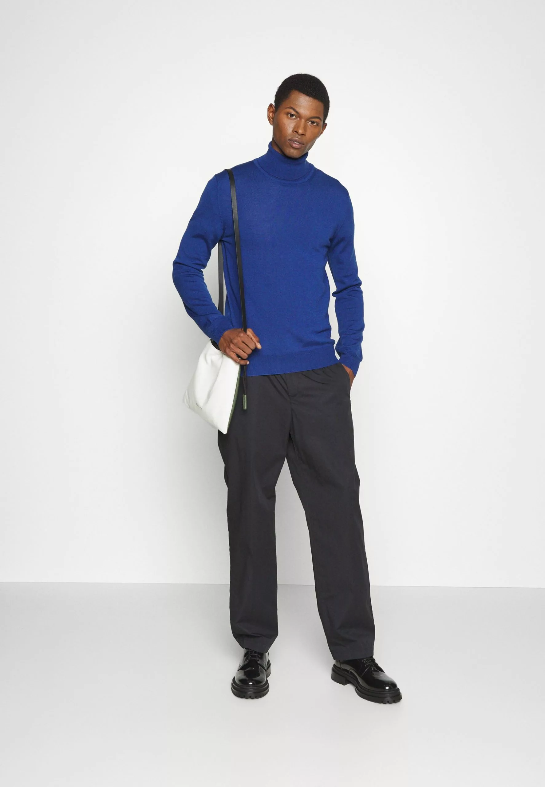 J.LINDEBERGTURTLENECK - Stickad Tröja - Navy Peony 5 J.LINDEBERGTURTLENECK - Stickad Tröja - Navy Peony - Bild 5