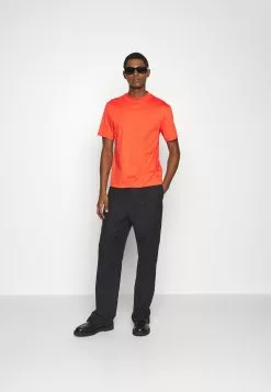 J.LINDEBERGSANTO TIGER MOTH PANTS - Tygbyxor - Navy 11 J.LINDEBERGSANTO TIGER MOTH PANTS - Tygbyxor - Navy -J.Lindeberg Affär 5e13cfc1db994ea1bd5b12e40b007979