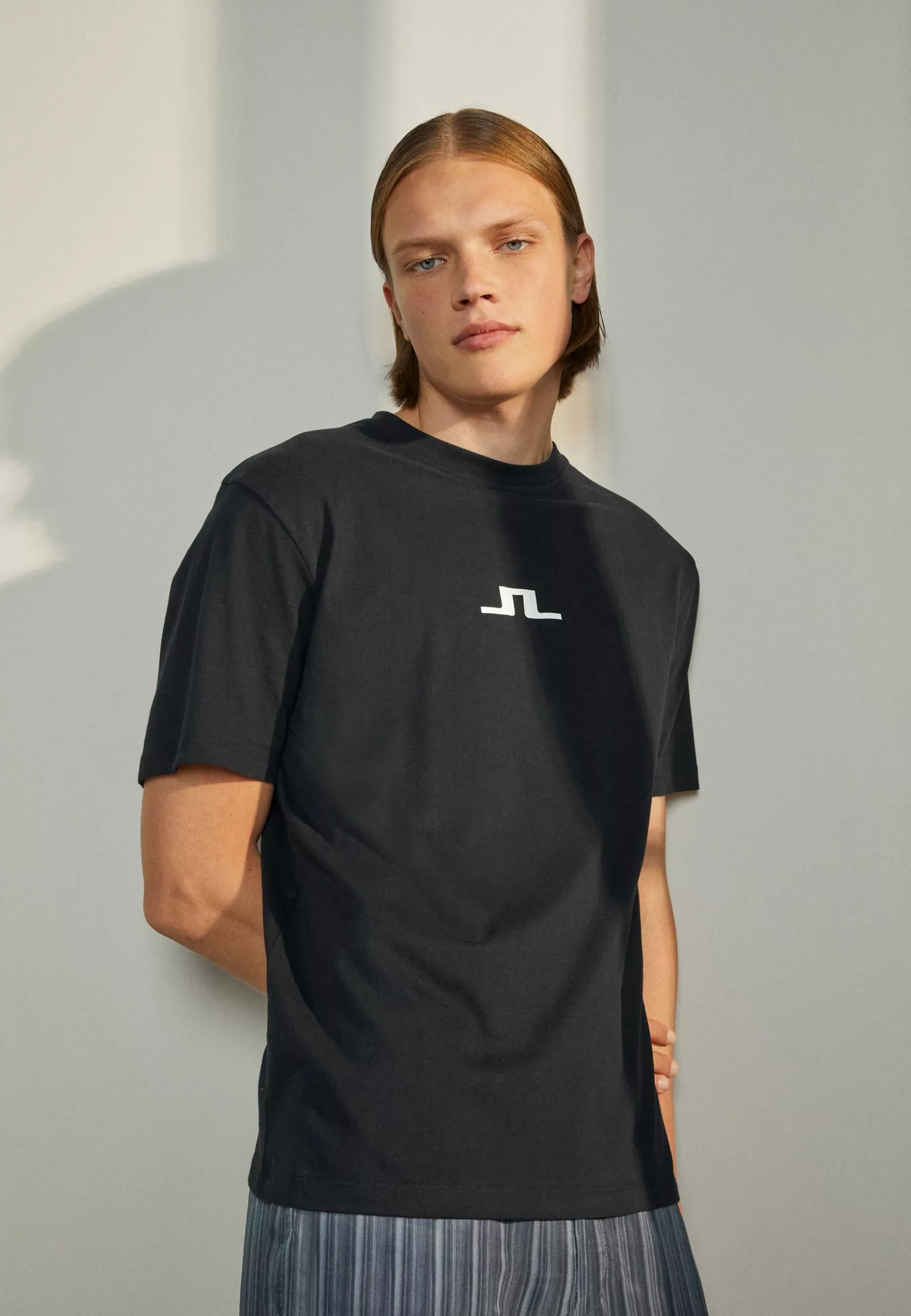 J.LINDEBERGDARCY - T-shirt Med Print - Black 1 J.LINDEBERGDARCY - T-shirt Med Print - Black