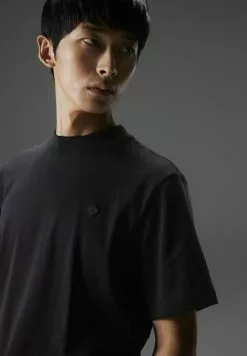 J.LINDEBERGADAN PATCH MOCK NECK - T-shirt - Bas - Black 8 J.LINDEBERGADAN PATCH MOCK NECK - T-shirt - Bas - Black -J.Lindeberg Affär 7078686bdf524083a3e4ec7bf543750b