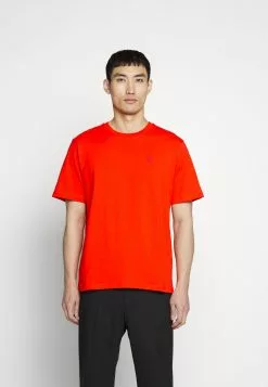 J.LINDEBERGDALE DIAMOND PATCH - T-shirt - Bas - Fiery Red -J.Lindeberg Affär 75395fc2b3f048ffb94693952e64ec6e