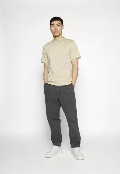 J.LINDEBERGACE MOCK NECK - T-shirt - Bas - Safari Beige 12 J.LINDEBERGACE MOCK NECK - T-shirt - Bas - Safari Beige -J.Lindeberg Affär 79a2955424484273853a621b699a4b82