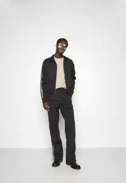 J.LINDEBERGTRAVIS TRACK JACKET - Tröja Med Dragkedja - Black 11 J.LINDEBERGTRAVIS TRACK JACKET - Tröja Med Dragkedja - Black -J.Lindeberg Affär 87cb1d8142994af8b62fd8adcf563d2a