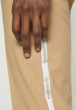 J.Lindeberg SportsSTUART PANT - Tygbyxor - Tiger Brown -J.Lindeberg Affär 8d87adce06304336ae2154f56da0b633