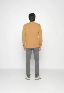 J.LINDEBERGTHROW PATCH C NECK - Sweatshirt - Chipmunk 11 J.LINDEBERGTHROW PATCH C NECK - Sweatshirt - Chipmunk -J.Lindeberg Affär a1d65d62019e43ea99b20b79befe2132