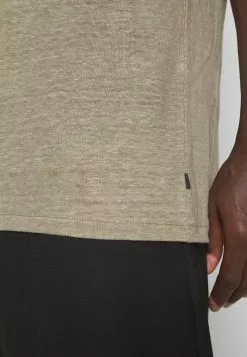 J.LINDEBERGCOMA TEE - T-shirt - Bas - Aloe 13 J.LINDEBERGCOMA TEE - T-shirt - Bas - Aloe -J.Lindeberg Affär a28ce01373c24dc1bed79d95bb9f6b0a