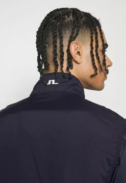 J.Lindeberg SportsASH LIGHT PACKABLE VEST - Väst - Navy 11 J.Lindeberg SportsASH LIGHT PACKABLE VEST - Väst - Navy -J.Lindeberg Affär bc3950c6e14a49a1a33550ef06d6de83