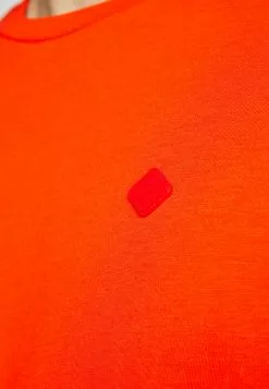 J.LINDEBERGDALE DIAMOND PATCH - T-shirt - Bas - Fiery Red -J.Lindeberg Affär c42dff1e94484dc08cffef660a284215