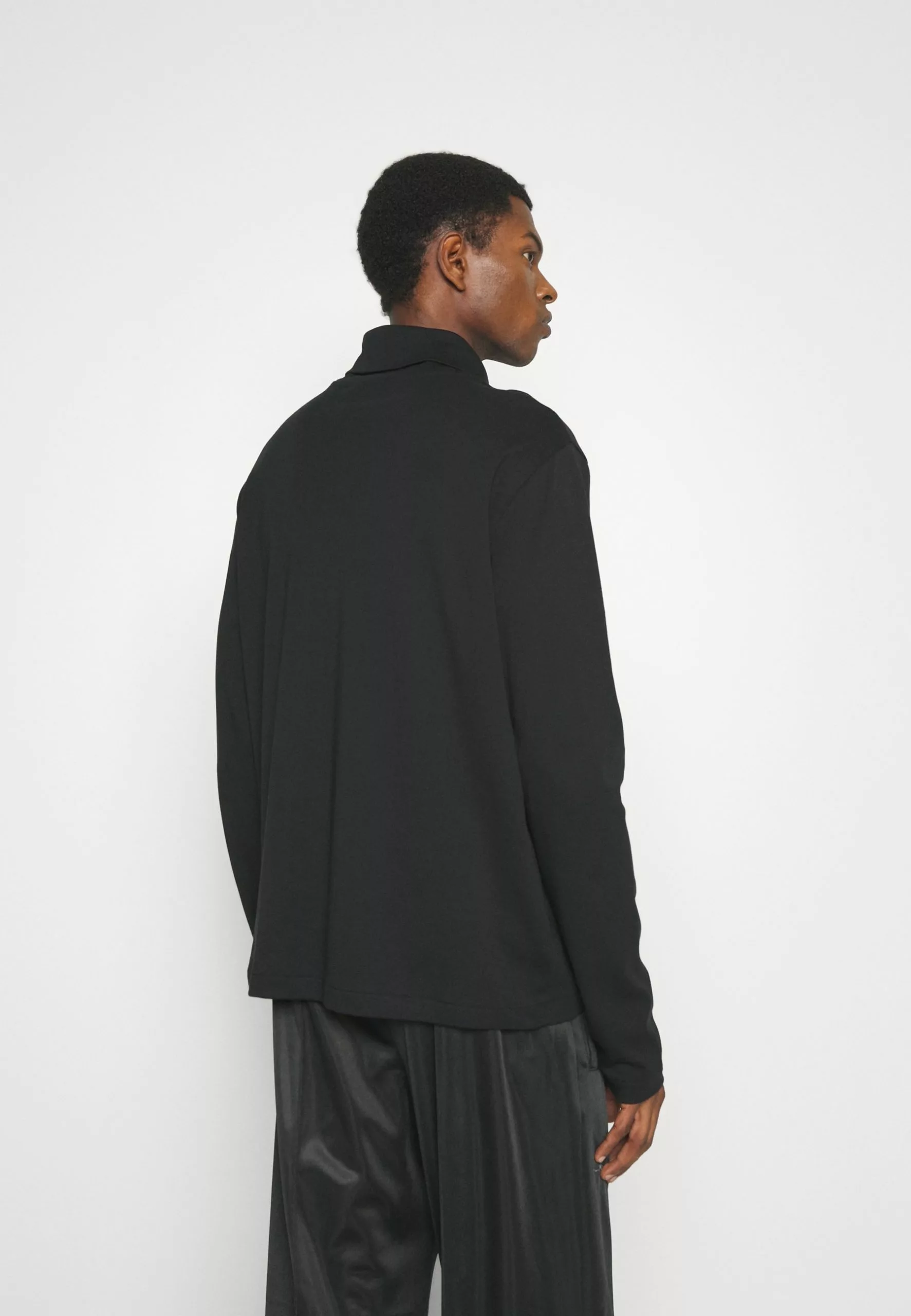 J.LINDEBERGAYDIN EMBROIDED TURTLE NECK - Pyjamasöverdel - Black 3 J.LINDEBERGAYDIN EMBROIDED TURTLE NECK - Pyjamasöverdel - Black - Bild 3