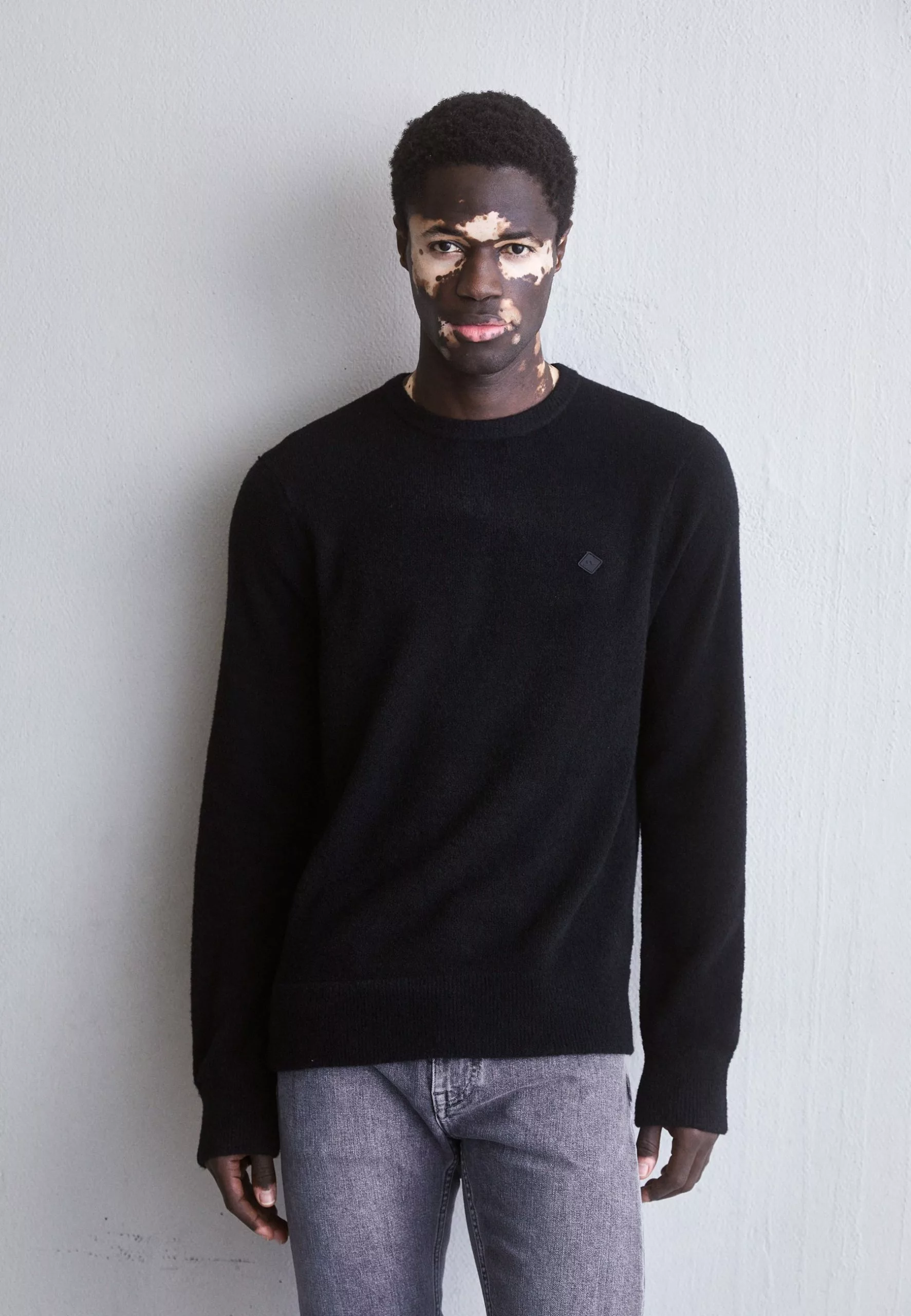 J.LINDEBERGYURI LOGO CREW - Stickad Tröja - Black 1 J.LINDEBERGYURI LOGO CREW - Stickad Tröja - Black