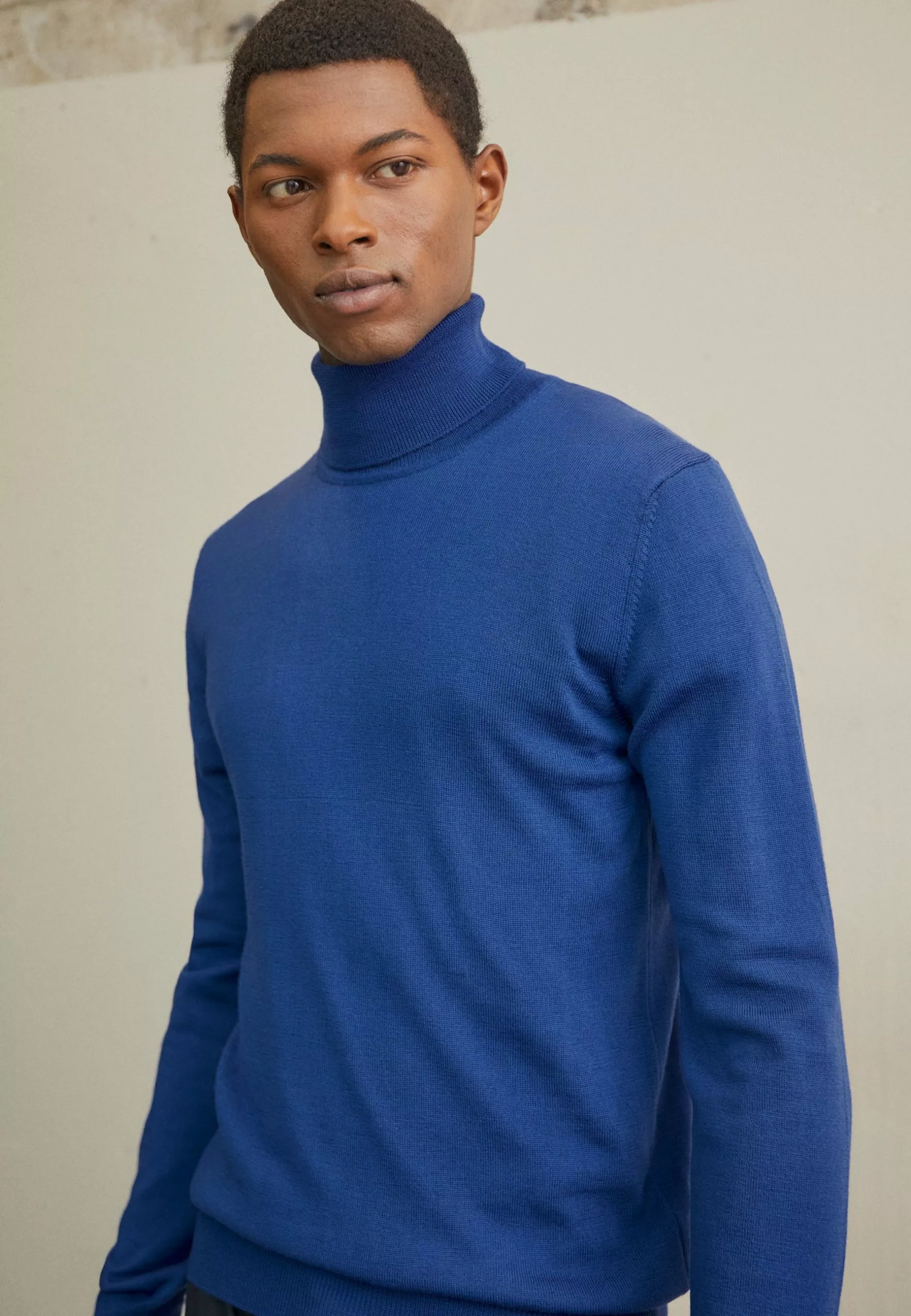 J.LINDEBERGTURTLENECK - Stickad Tröja - Navy Peony 1 J.LINDEBERGTURTLENECK - Stickad Tröja - Navy Peony