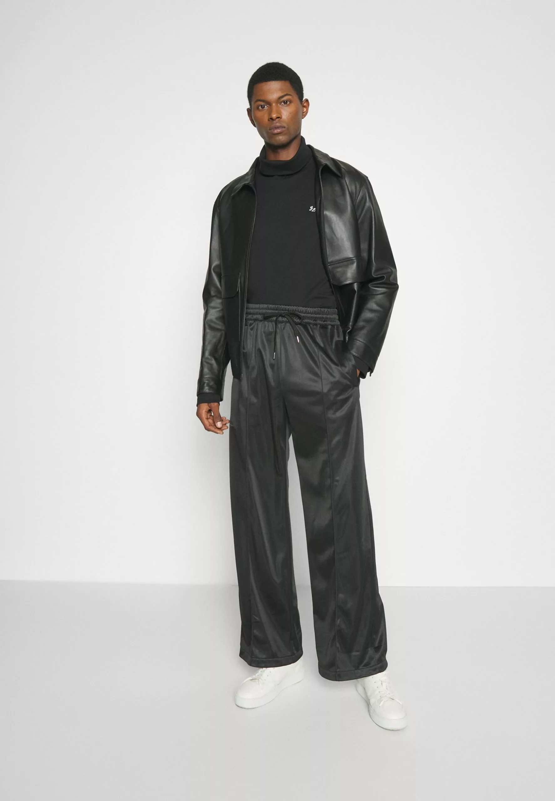 J.LINDEBERGAYDIN EMBROIDED TURTLE NECK - Pyjamasöverdel - Black 2 J.LINDEBERGAYDIN EMBROIDED TURTLE NECK - Pyjamasöverdel - Black - Bild 2