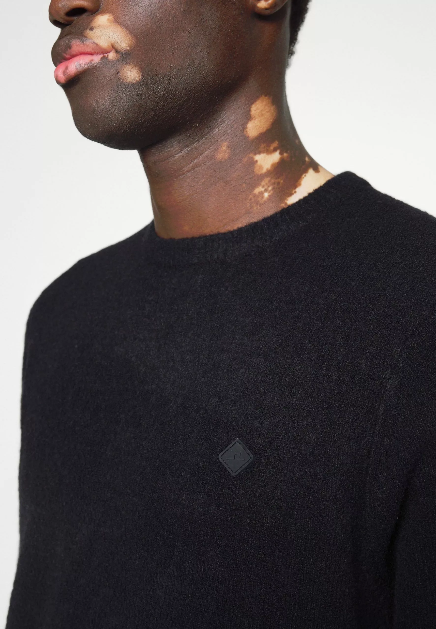 J.LINDEBERGYURI LOGO CREW - Stickad Tröja - Black 7 J.LINDEBERGYURI LOGO CREW - Stickad Tröja - Black - Bild 7