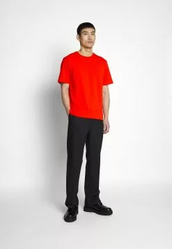 J.LINDEBERGDALE DIAMOND PATCH - T-shirt - Bas - Fiery Red -J.Lindeberg Affär d744cff4096849c1909b48837fdab199