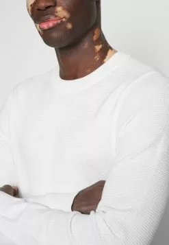 J.LINDEBERGARCHER STRUCTURE - Stickad Tröja - Cloud White 15 J.LINDEBERGARCHER STRUCTURE - Stickad Tröja - Cloud White -J.Lindeberg Affär e5fe093557a74a7bbe7b7afeb2e8fbea