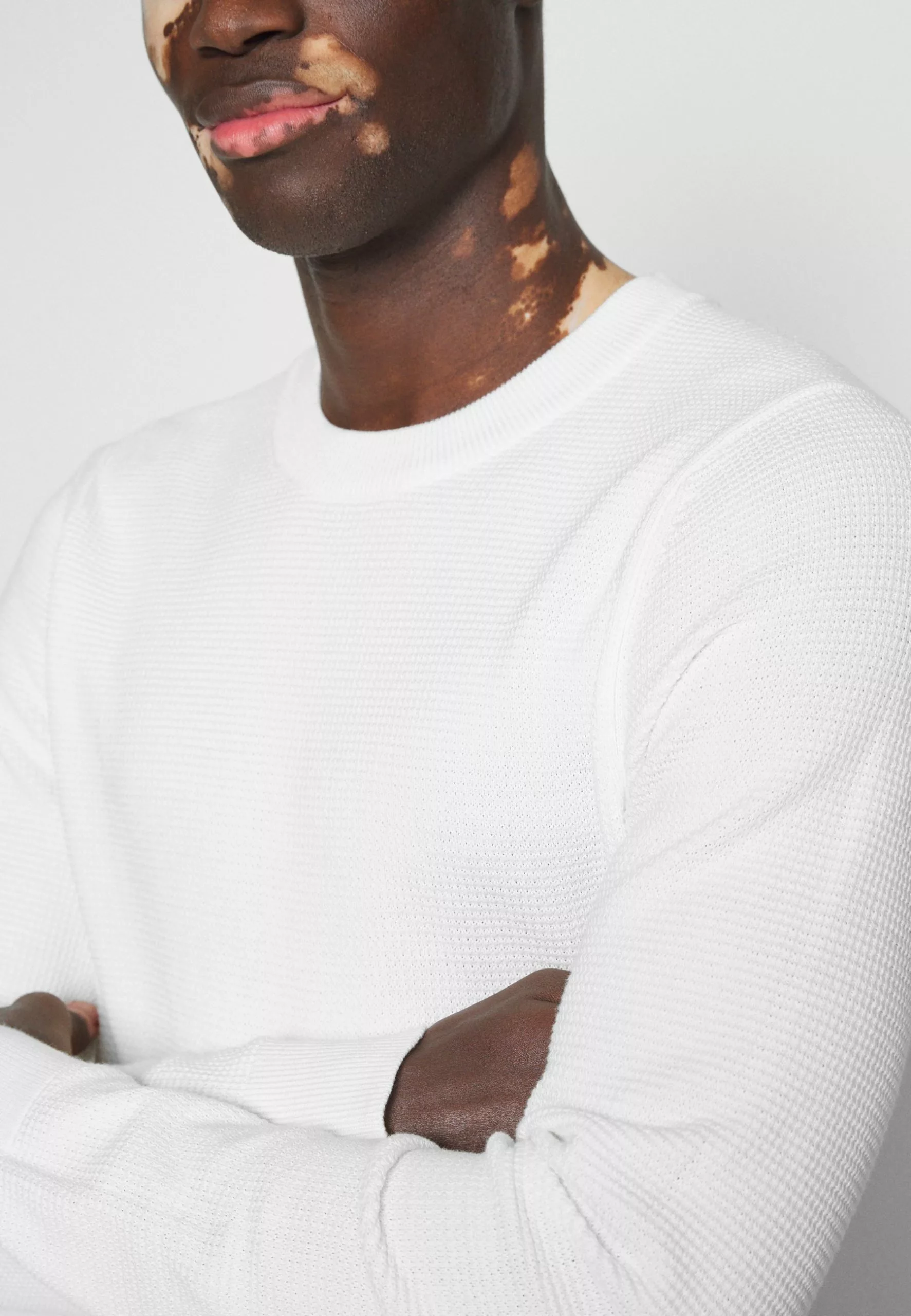 J.LINDEBERGARCHER STRUCTURE - Stickad Tröja - Cloud White 8 J.LINDEBERGARCHER STRUCTURE - Stickad Tröja - Cloud White - Bild 8