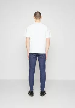 J.LINDEBERGDALE LOGO PATCH - T-shirt - Bas - White 9 J.LINDEBERGDALE LOGO PATCH - T-shirt - Bas - White -J.Lindeberg Affär ec104aa9cb6843639ac3f6f2fa10b5a5