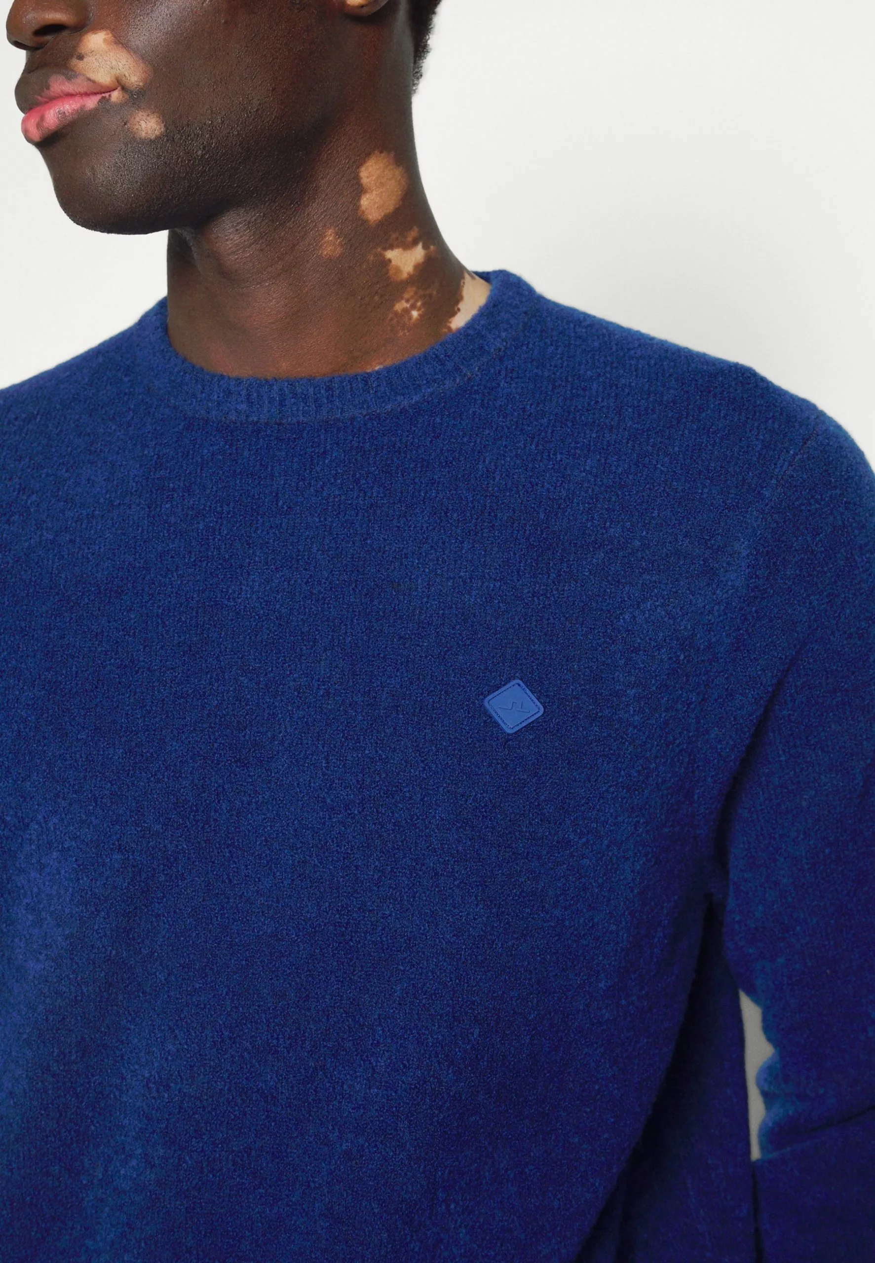 J.LINDEBERGYURI LOGO CREW - Stickad Tröja - Navy Peony 7 J.LINDEBERGYURI LOGO CREW - Stickad Tröja - Navy Peony - Bild 7