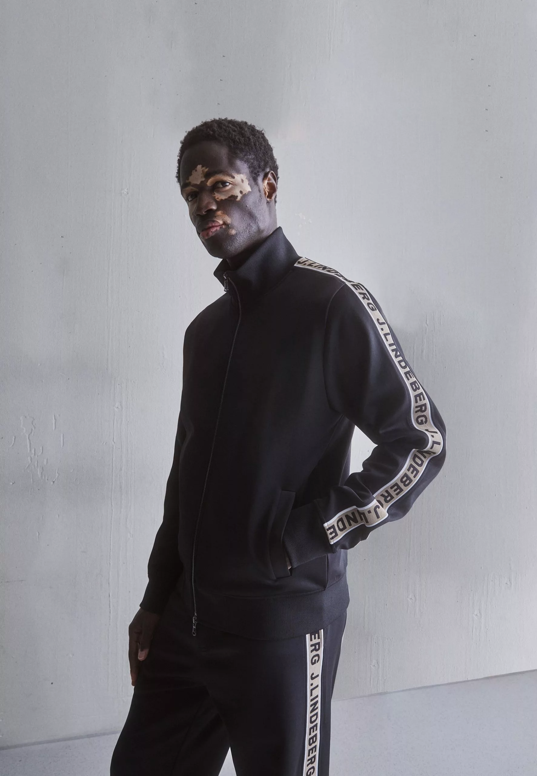 J.LINDEBERGTRAVIS TRACK JACKET - Tröja Med Dragkedja - Black 1 J.LINDEBERGTRAVIS TRACK JACKET - Tröja Med Dragkedja - Black
